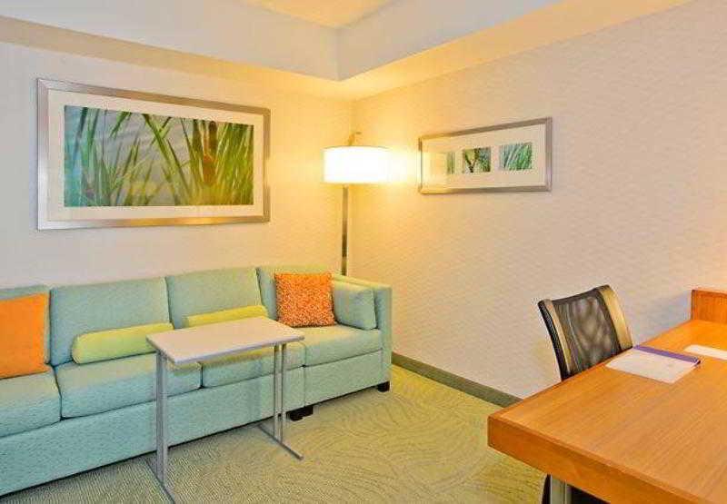 Springhill By Marriott North Shore Hotel